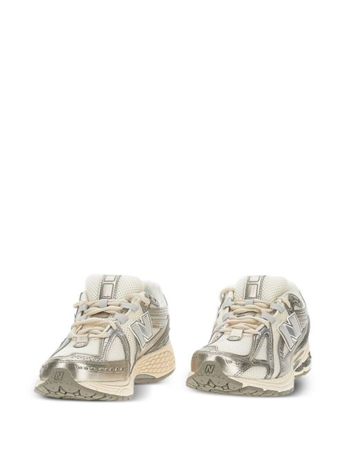 Sneaker bianca di NEW BALANCE caratterizzata da logo laterale, dettagli argento, suola segmentata e lacci. NEW BALANCE | U1906RCNARIDSTONE